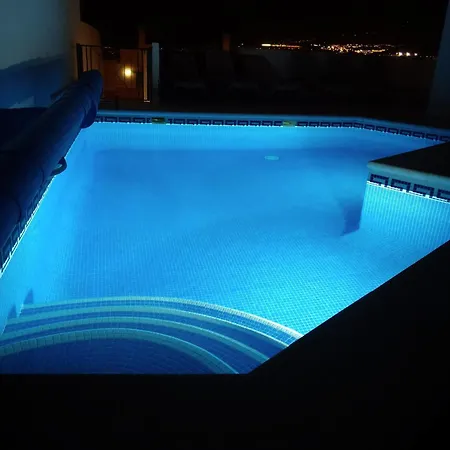 Beautiful - 4 Bedrooms, Heated Pool, Fibre Net, 2 Priv Car Park Places, Tv Channels Villa