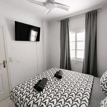 Villa Beautiful - 4 Bedrooms, Heated Pool, Fibre Net, 2 Priv Car Park Places, Tv Channels