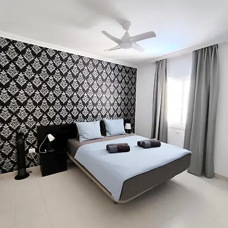 Beautiful - 4 Bedrooms, Heated Pool, Fibre Net, 2 Priv Car Park Places, Tv Channels Villa Costa Adeje (Tenerife)
