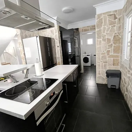 Beautiful - 4 Bedrooms, Heated Pool, Fibre Net, 2 Priv Car Park Places, Tv Channels *