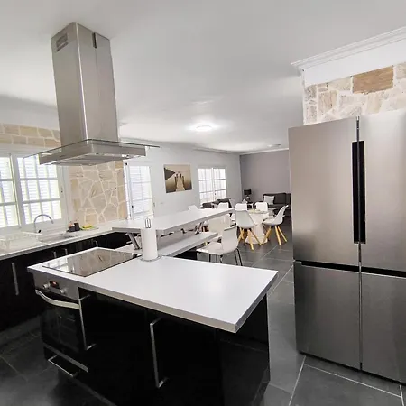 Beautiful - 4 Bedrooms, Heated Pool, Fibre Net, 2 Priv Car Park Places, Tv Channels Villa *