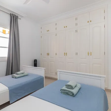 Beautiful - 4 Bedrooms, Heated Pool, 2 Priv Car Park Places, Fibre Net, Ps5, Tv Channels Villa Costa Adeje (Tenerife)