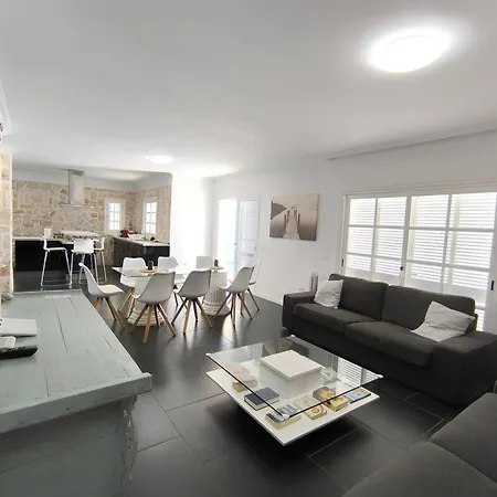 Beautiful - 4 Bedrooms, Heated Pool, Fibre Net, 2 Priv Car Park Places, Tv Channels