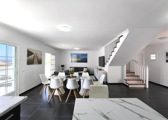 Beautiful - 4 Bedrooms, Heated Pool, 2 Priv Car Park Places, Fibre Net, Ps5, Tv Channels 别墅 *