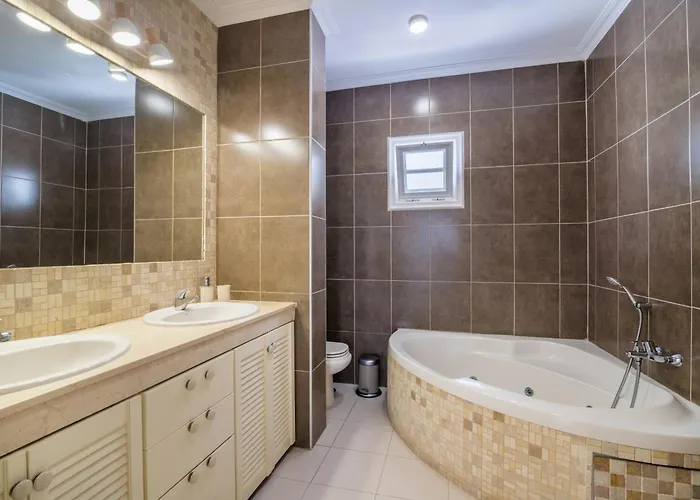 فيلة Beautiful - 4 Bedrooms, Heated Pool, 2 Priv Car Park Places, Fibre Net, Ps5, Tv Channels أذيخي