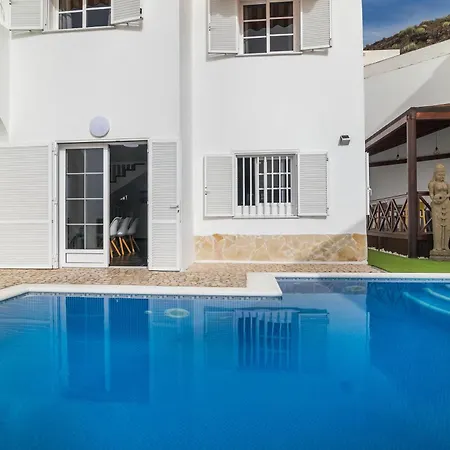 Villa Beautiful - 4 Bedrooms, Heated Pool, 2 Priv Car Park Places, Fibre Net, Ps5, Tv Channels