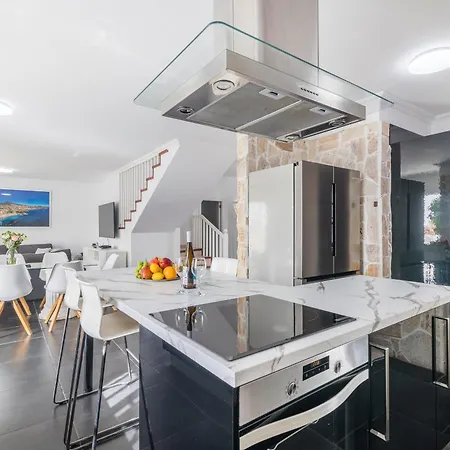 Beautiful - 4 Bedrooms, Heated Pool, 2 Priv Car Park Places, Fibre Net, Ps5, Tv Channels Villa Costa Adeje (Tenerife)
