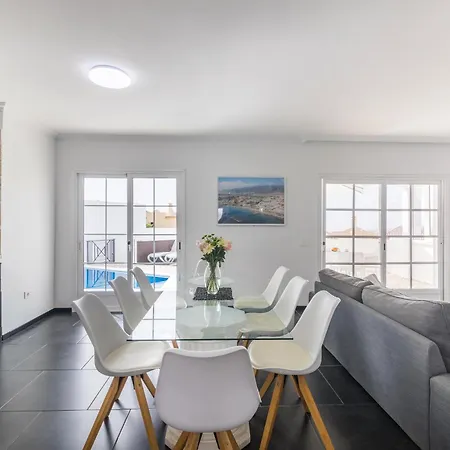 Beautiful - 4 Bedrooms, Heated Pool, 2 Priv Car Park Places, Fibre Net, Ps5, Tv Channels Costa Adeje (Tenerife)